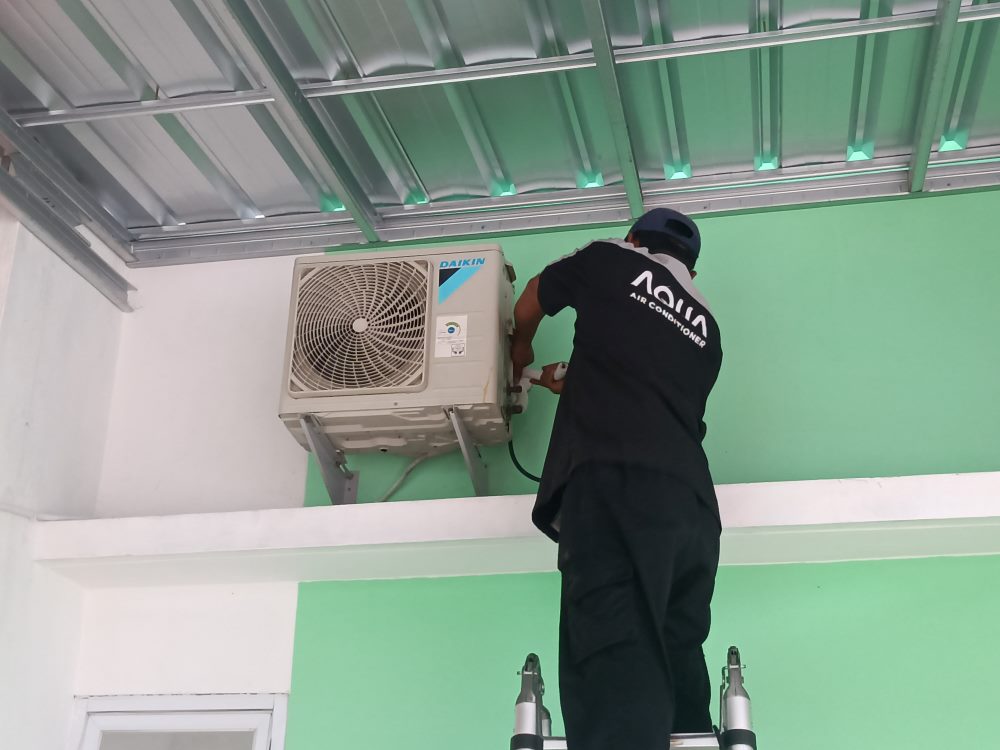 Servis AC di rumah pelanggan