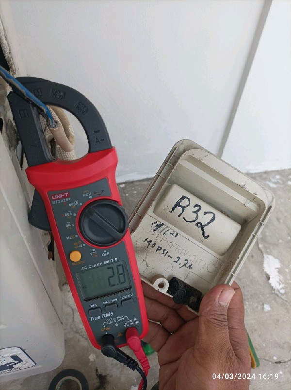 Servis kulkas di dapur pelanggan