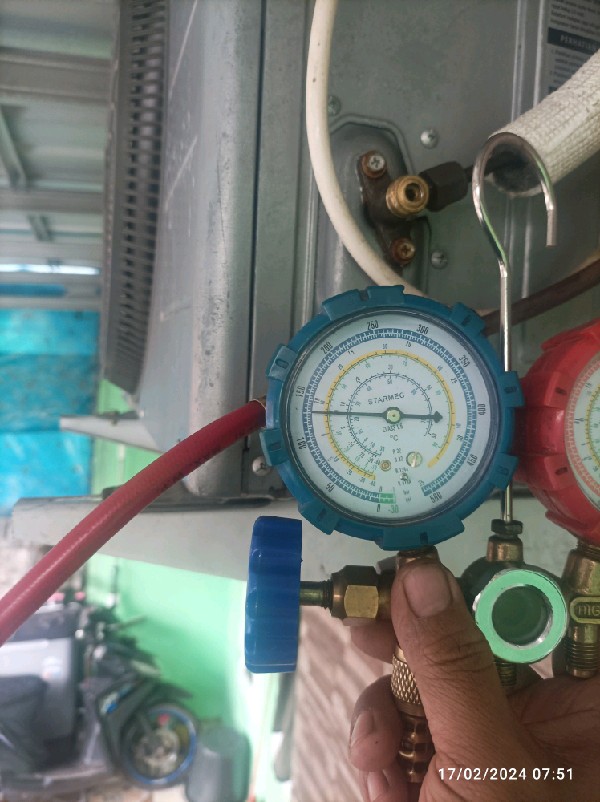 Teknisi dengan peralatan lengkap